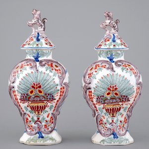 A pair of polychrome Dutch Delft vases and a dish, 18/19th C. — 照片 2