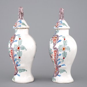 A pair of polychrome Dutch Delft vases and a dish, 18/19th C. — 照片 3