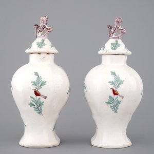 A pair of polychrome Dutch Delft vases and a dish, 18/19th C. — 照片 4