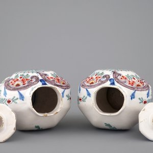 A pair of polychrome Dutch Delft vases and a dish, 18/19th C. — 照片 6