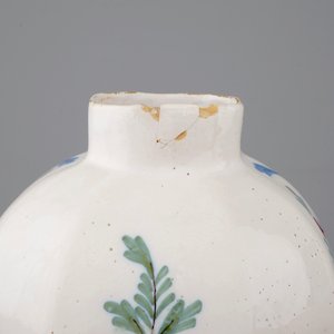 A pair of polychrome Dutch Delft vases and a dish, 18/19th C. — 照片 8
