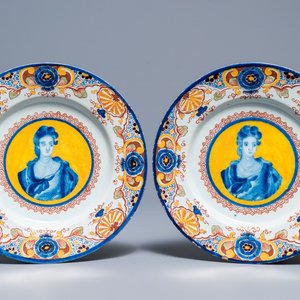 A pair of polychrome Dutch Delft yellow-ground portrait plates, 18th C. — photo 1