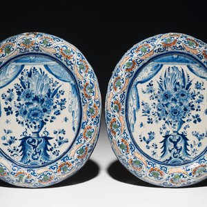 A pair of polychrome English Delftware plaques with a flowervase, 1st half 18th C. — 照片 1