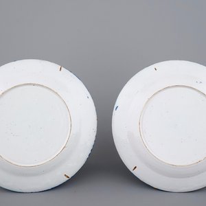 A pair of polychrome English Delftware plates, London, 18th C. — 照片 2