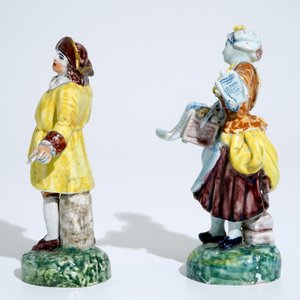 A pair of polychrome figures of newspaper sellers in Dutch Delft style, North of France, 19th C. — photo 2