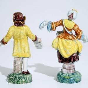 A pair of polychrome figures of newspaper sellers in Dutch Delft style, North of France, 19th C. — photo 3