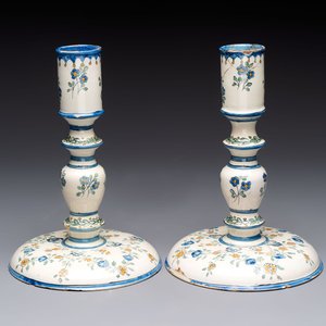 A pair of polychrome French faience candlesticks, 18th C. — photo 1