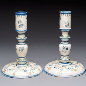 A pair of polychrome French faience candlesticks, 18th C. — photo 2