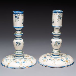 A pair of polychrome French faience candlesticks, 18th C. — photo 3