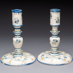 A pair of polychrome French faience candlesticks, 18th C. — photo 4