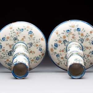 A pair of polychrome French faience candlesticks, 18th C. — photo 5