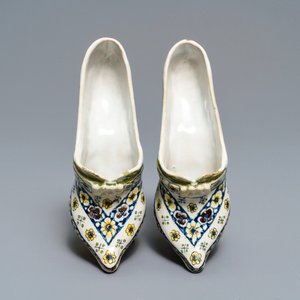 A pair of polychrome French faience lady's shoes, Lille, dated 1751 — photo 6