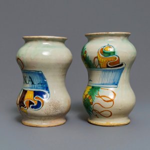 A pair of polychrome Italian maiolica albarelli, Deruta, 2nd half 16th C. — photo 2