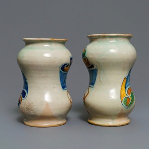 A pair of polychrome Italian maiolica albarelli, Deruta, 2nd half 16th C. — photo 3