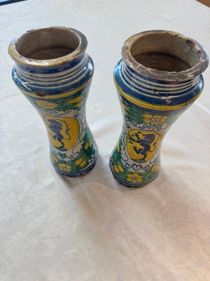 A pair of polychrome Italian maiolica armorial albarelli, Trapani, ca. 1600 — 照片 1