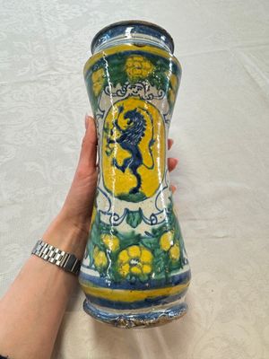 A pair of polychrome Italian maiolica armorial albarelli, Trapani, ca. 1600 — 照片 2