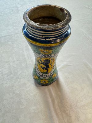 A pair of polychrome Italian maiolica armorial albarelli, Trapani, ca. 1600 — 照片 22