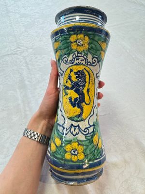 A pair of polychrome Italian maiolica armorial albarelli, Trapani, ca. 1600 — 照片 24