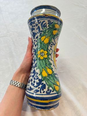 A pair of polychrome Italian maiolica armorial albarelli, Trapani, ca. 1600 — 照片 25