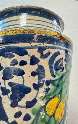 A pair of polychrome Italian maiolica armorial albarelli, Trapani, ca. 1600 — 照片 27