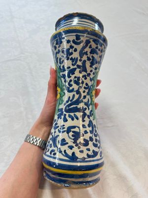 A pair of polychrome Italian maiolica armorial albarelli, Trapani, ca. 1600 — 照片 28