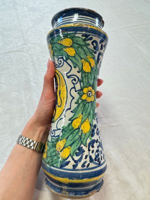 A pair of polychrome Italian maiolica armorial albarelli, Trapani, ca. 1600 — 照片 29