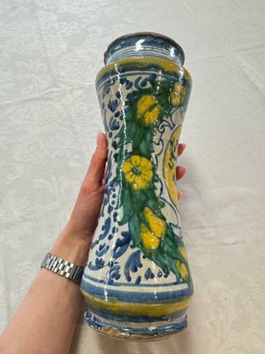 A pair of polychrome Italian maiolica armorial albarelli, Trapani, ca. 1600 — 照片 3