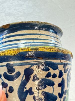 A pair of polychrome Italian maiolica armorial albarelli, Trapani, ca. 1600 — 照片 33