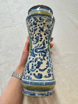 A pair of polychrome Italian maiolica armorial albarelli, Trapani, ca. 1600 — 照片 4
