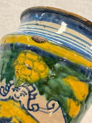 A pair of polychrome Italian maiolica armorial albarelli, Trapani, ca. 1600 — 照片 6