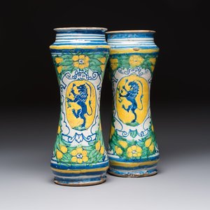A pair of polychrome Italian maiolica armorial albarelli, Trapani, ca. 1600 — 照片 1