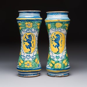 A pair of polychrome Italian maiolica armorial albarelli, Trapani, ca. 1600 — 照片 2