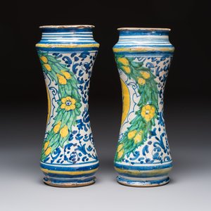 A pair of polychrome Italian maiolica armorial albarelli, Trapani, ca. 1600 — 照片 3