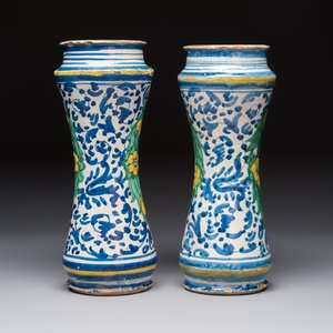 A pair of polychrome Italian maiolica armorial albarelli, Trapani, ca. 1600 — 照片 4