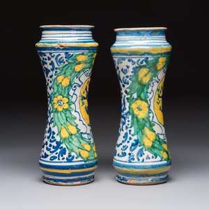 A pair of polychrome Italian maiolica armorial albarelli, Trapani, ca. 1600 — 照片 5