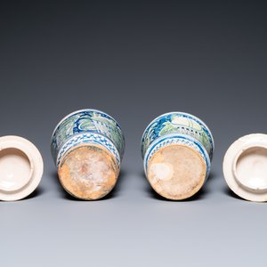 A pair of polychrome Italian maiolica covered albarelli with 'a trofei' design, Casteldurante, dated 1576 — photo 6