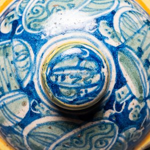 A pair of polychrome Italian maiolica covered albarelli with 'a trofei' design, Casteldurante, dated 1576 — photo 7