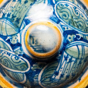 A pair of polychrome Italian maiolica covered albarelli with 'a trofei' design, Casteldurante, dated 1576 — photo 8