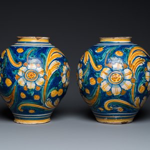 A pair of polychrome Italian maiolica drug jars in Venetian style, Southern Italy, late 16th C. — photo 3