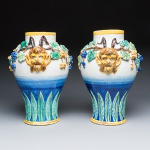 A pair of polychrome Italian maiolica vases with applied satyr masks and grapevine decoration — 照片 2