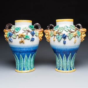 A pair of polychrome Italian maiolica vases with applied satyr masks and grapevine decoration — 照片 3