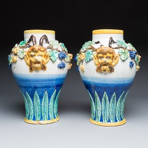A pair of polychrome Italian maiolica vases with applied satyr masks and grapevine decoration — 照片 4