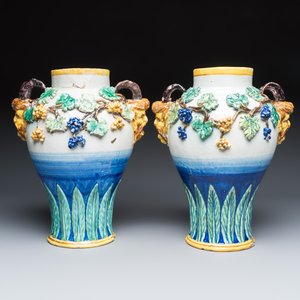 A pair of polychrome Italian maiolica vases with applied satyr masks and grapevine decoration — 照片 5