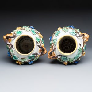 A pair of polychrome Italian maiolica vases with applied satyr masks and grapevine decoration — 照片 6