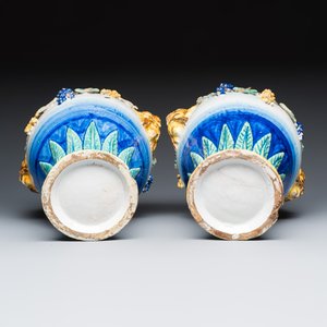 A pair of polychrome Italian maiolica vases with applied satyr masks and grapevine decoration — 照片 7