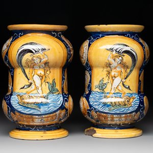 A pair of polychrome Italian maiolica 'Venus' albarelli, 19th C. — 照片 1