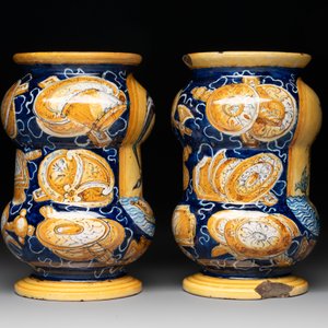 A pair of polychrome Italian maiolica 'Venus' albarelli, 19th C. — 照片 2