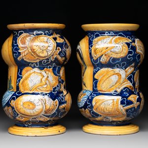 A pair of polychrome Italian maiolica 'Venus' albarelli, 19th C. — 照片 4