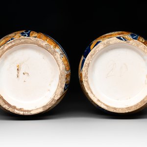 A pair of polychrome Italian maiolica 'Venus' albarelli, 19th C. — 照片 6