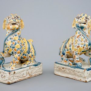 A pair of polychrome Spanish Talavera pottery lions, 18th C. — 照片 1